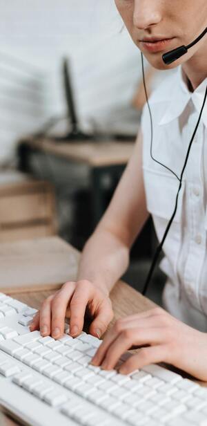customer service advisor typing